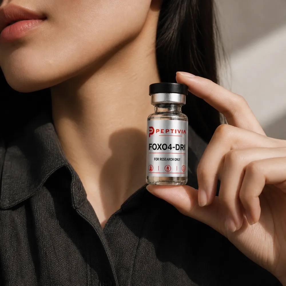 Vial Peptivia FOXO4-DRI dipegang di dekat wajah, label perak dengan wordmark merah