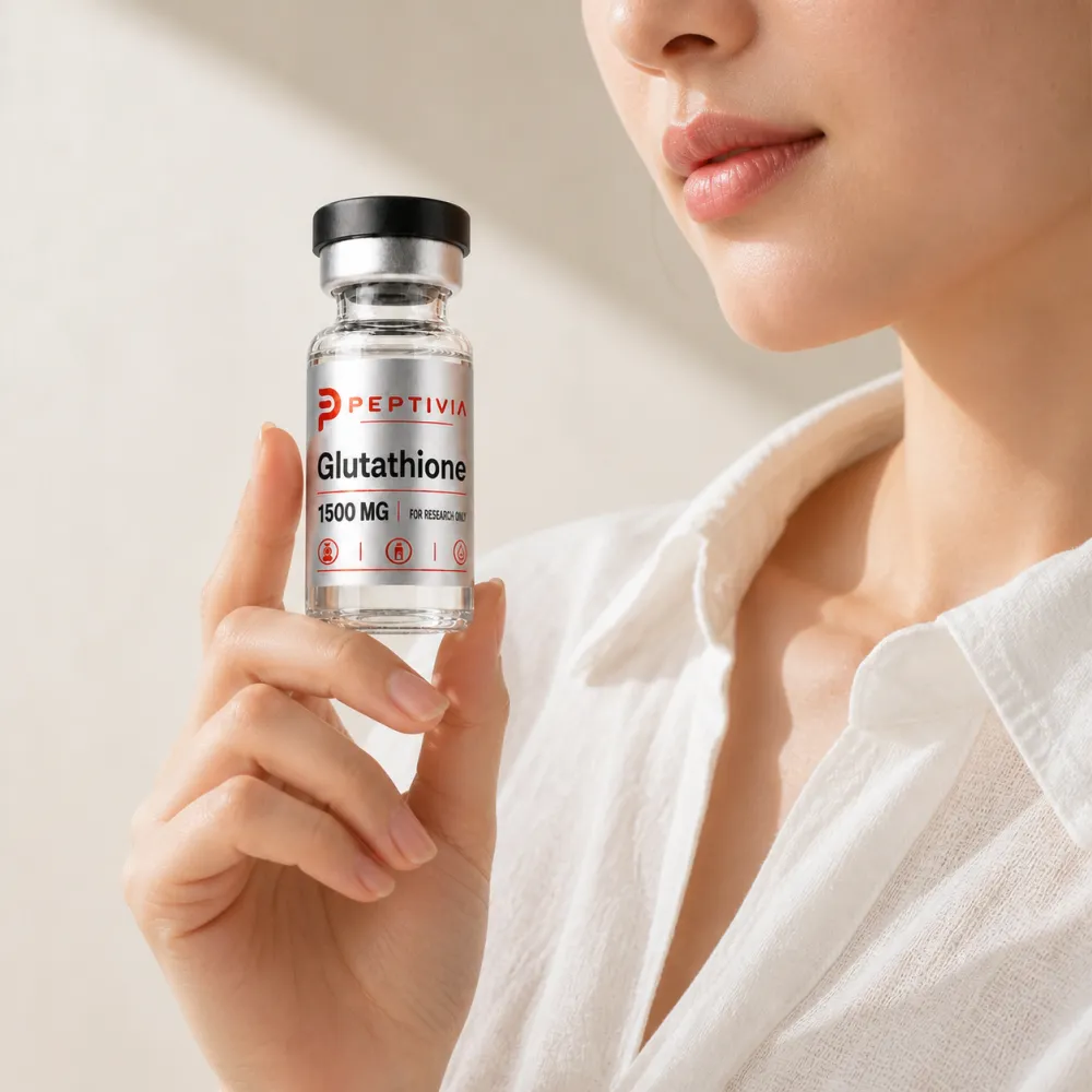 Vial Peptivia Glutathione dipegang di dekat wajah, label perak dengan wordmark merah