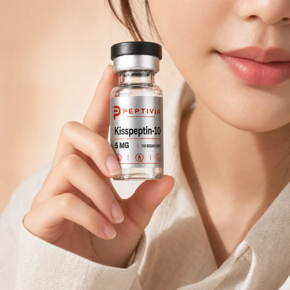 Vial Peptivia Kisspeptin-10 dipegang di dekat wajah, label perak dengan wordmark merah