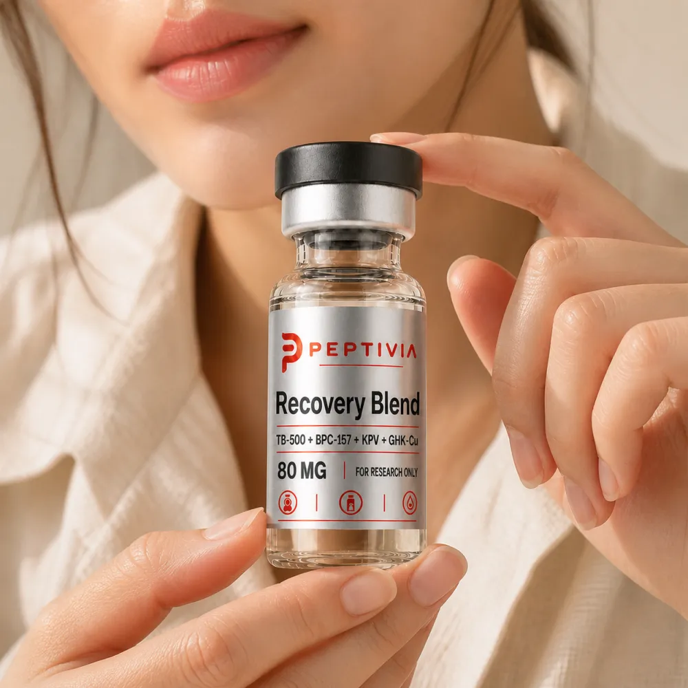 Vial Peptivia KLOW Blend dipegang di dekat wajah, label perak dengan wordmark merah