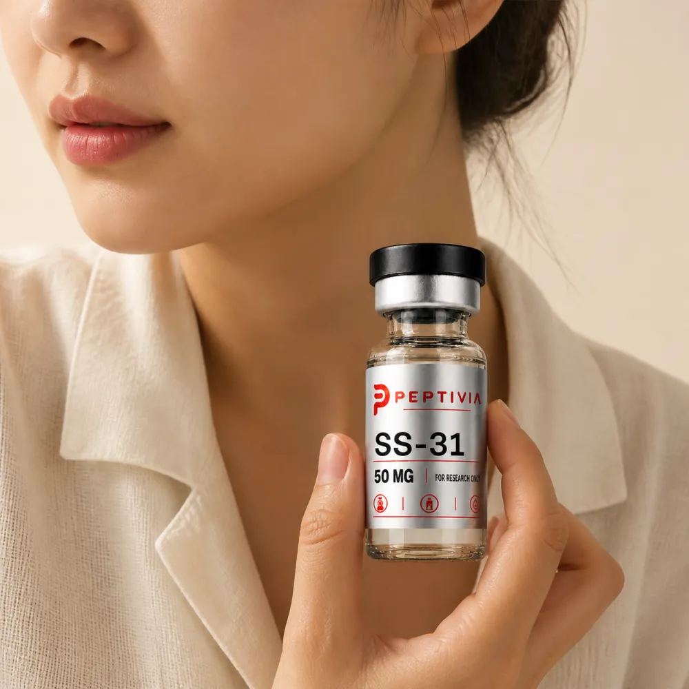 Vial Peptivia SS-31 dipegang di dekat wajah, label perak dengan wordmark merah